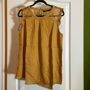 Doe & Rae  size large NWT mustard sleeveless blouse pit to pit 21🧡